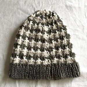 Gray and white knit toque